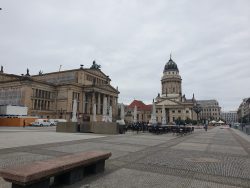 כיכר ז'נדרמנמארקט (Gendarmenmarkt), הקתדרלה הצרפתית (Franzosischer Dom), יש בה גם מוזיאון, והקתדרלה הגרמנית (Deutscher Dom). כיכר ז'נדרמנמארקט (Gendarmenmarkt), הקתדרלה הצרפתית (Franzosischer Dom), יש בה גם מוזיאון, והקתדרלה הגרמנית (Deutscher Dom).