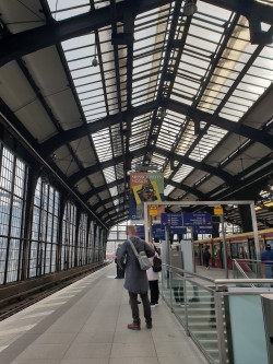 בתוך תחנת הרכבת אלכסנדרפלאץ בתוך תחנת הרכבת אלכסנדרפלאץ